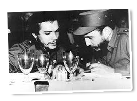 Fidel Castro und Che Guevara trinken Rum